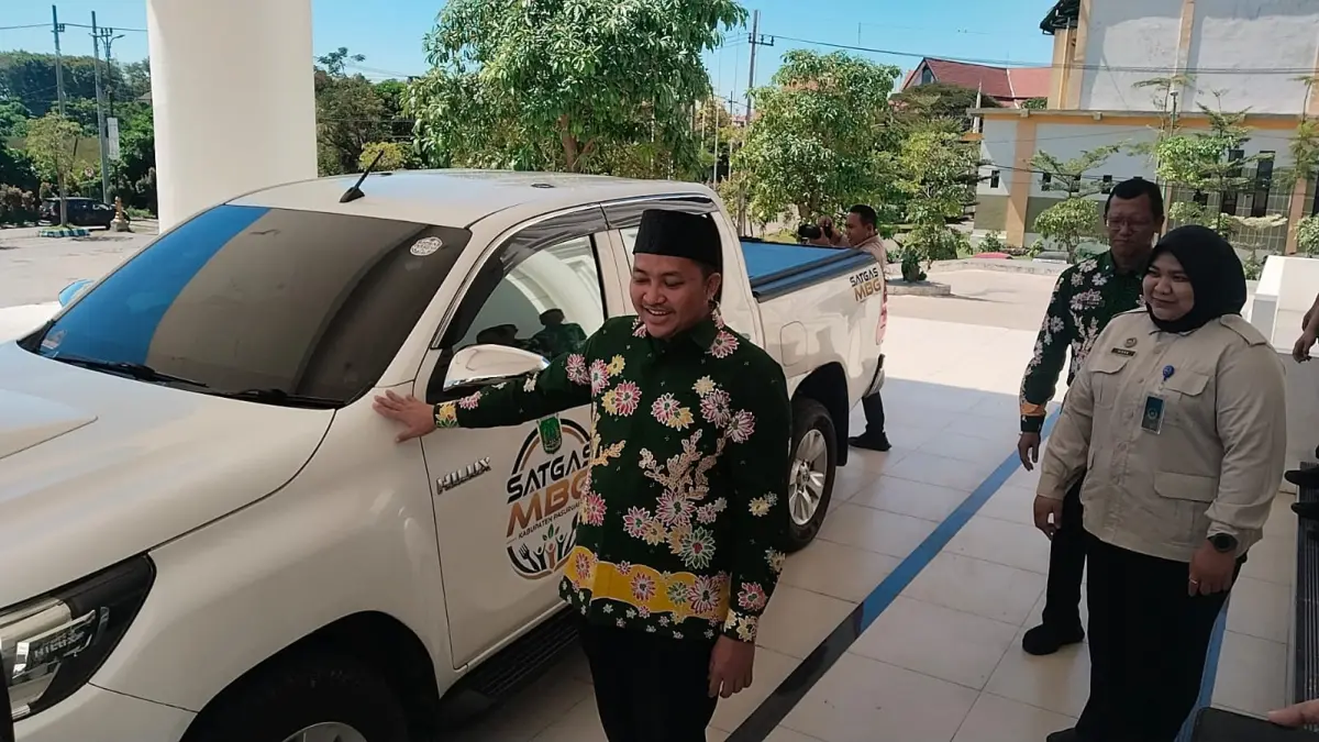 AMUNISI BARU: Bupati Pasuruan, M Rusdi Sutejo saat menunjukkan kendaraan Satgas MBG. (Busthomi/Jawa Pos Radar Bromo)