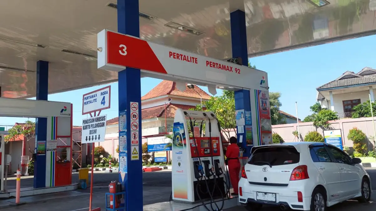 BELUM ADA LONJAKAN: Kondisi salah satu SPBU di Kota Probolinggo. (Arif Mashudi/ Radar Bromo) 