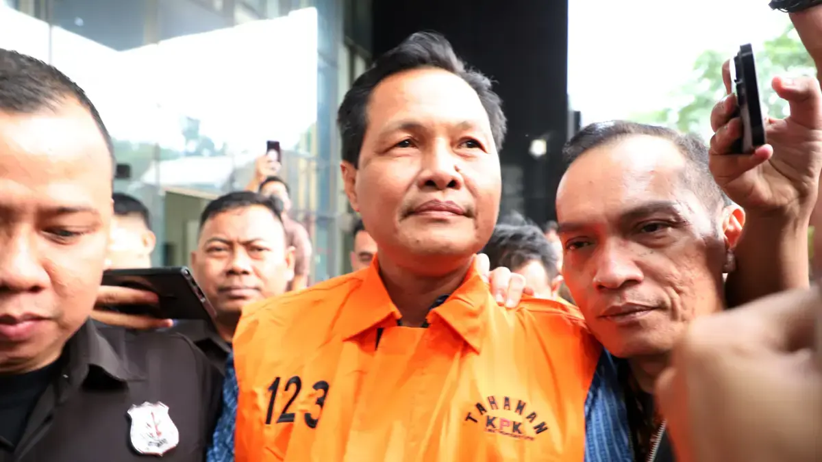 Bupati Muara Enim Edison mengenakan rompi tahanan usai menjalani pemeriksaan di Gedung Merah Putih KPK, Jakarta, Selasa (9/6/2026). (Dery Ridwansah/ JawaPos.com)

