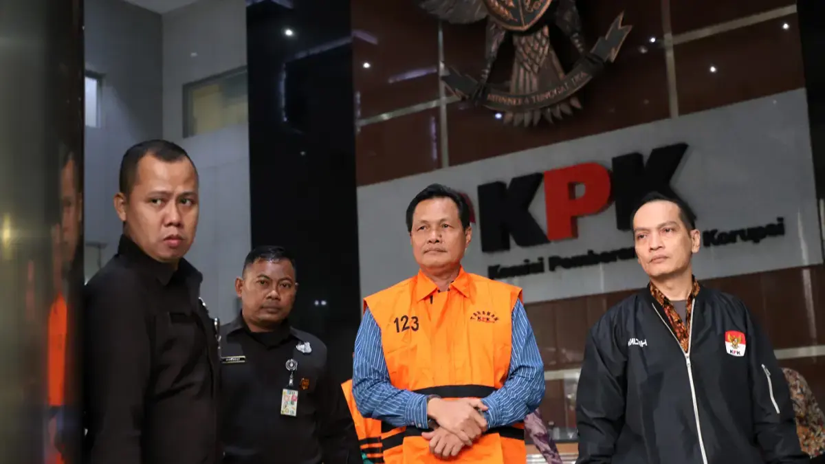 Bupati Muara Enim Edison mengenakan rompi tahanan usai menjalani pemeriksaan di Gedung Merah Putih KPK, Jakarta, Selasa (9/6/2026). (Dery Ridwansah/ JawaPos.com)