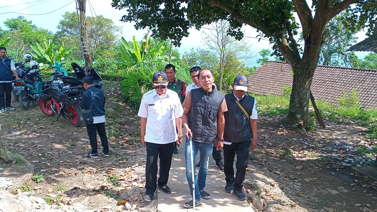 CEK LANGSUNG: Kepala Desa Patemon Kulon Muhammad didampingi Camat Pakuniran Hasan Zainuri turun langsung melihat hasil pembangunan jalan rabat beton di Dusun Koncer.