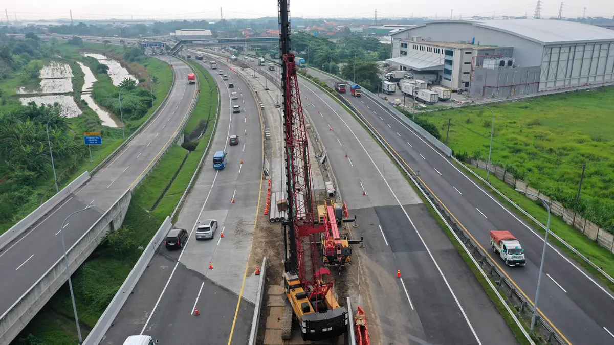 DIKEBUT: Pekerjaan fisik pelebaran bahu jalan tengah ruas jalan Tol Kejapanan-Gempol dikebut untuk mengurai kemacetan di sana. 