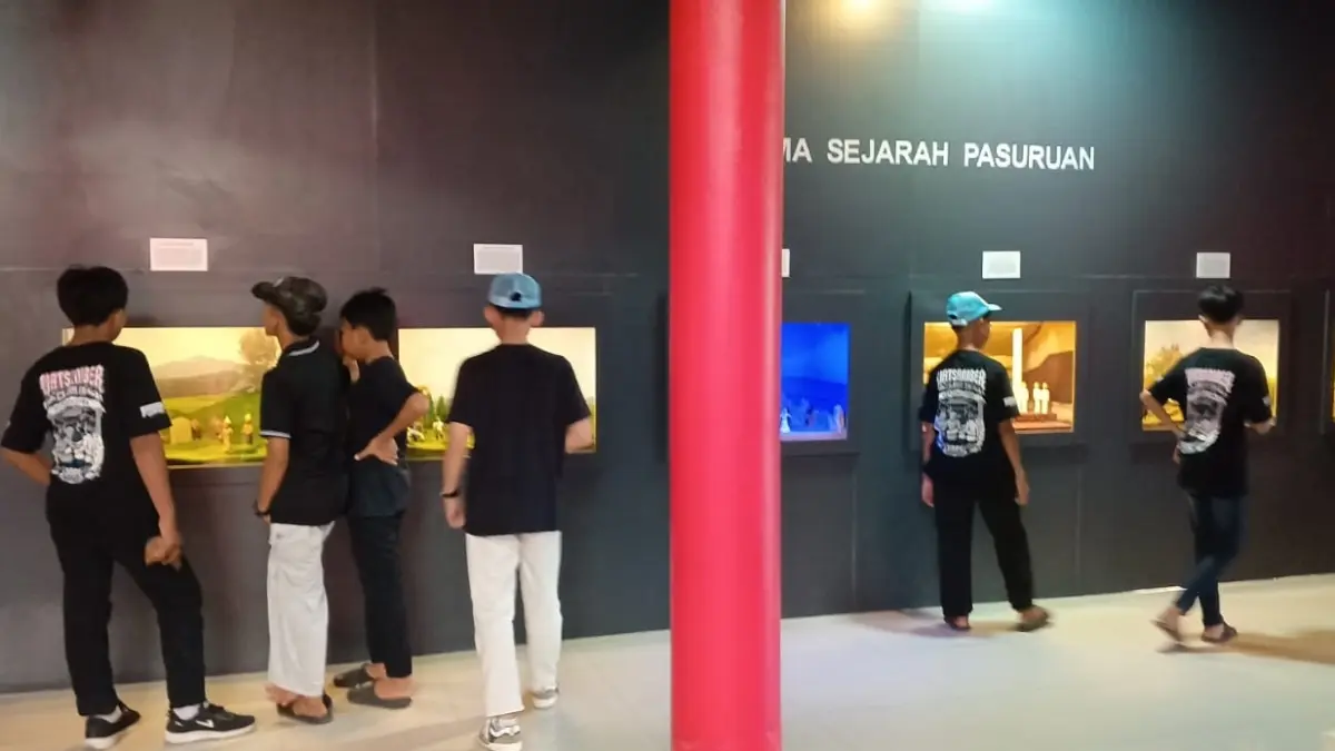 DIMINATI: Sejumlah pengunjung Museum Cunggrang saat menikmati benda-benda bersejarah yang dipajang. (Rizal Fahmi Syatori/Jawa Pos Radar Bromo)