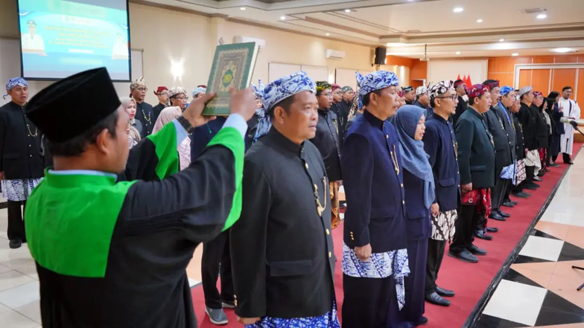 GUNAKAN SI MATA: Proses pengambilan sumpah jabatan pejabat yang baru dimutasi. Pemkot Probolinggo menggunakan landasan sistem manajemen talenta dalam mutasi kali ini.   