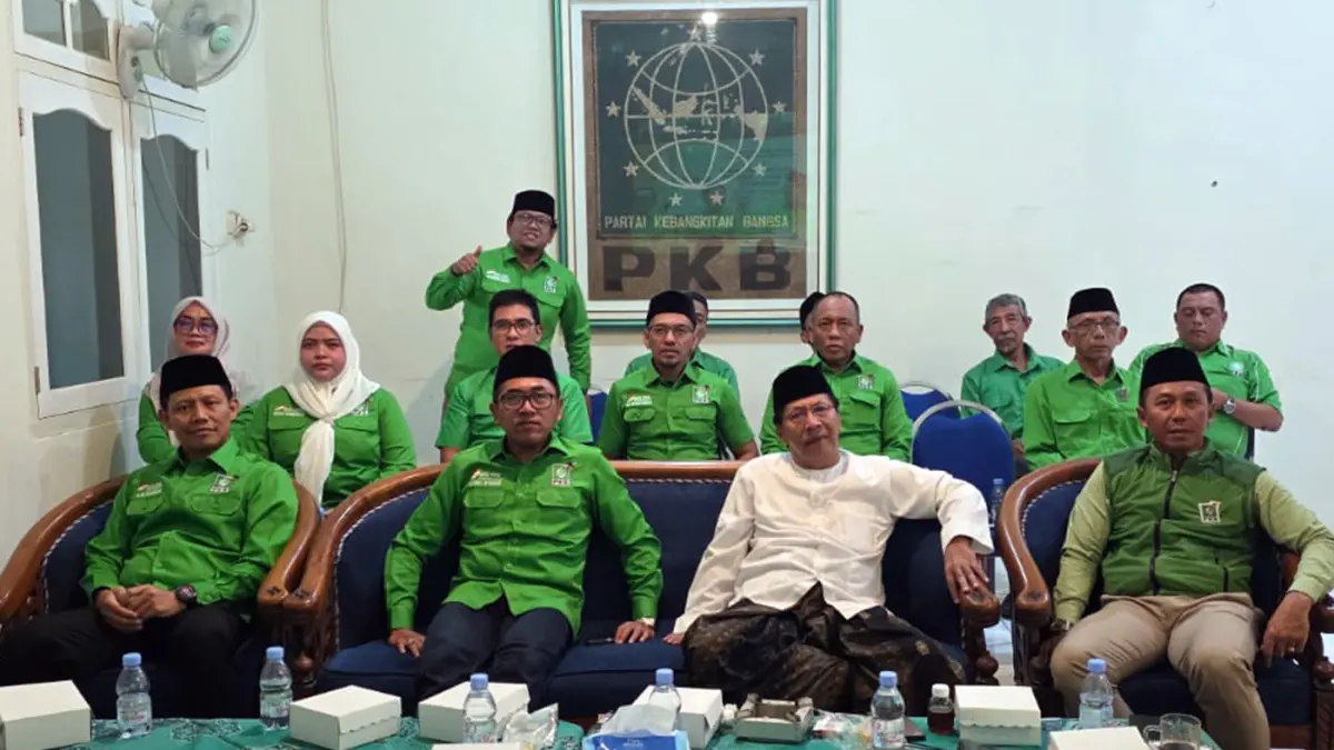 Ismail Marzuki Hasan (dua dari kiri) kembali terpilih jadi ketua DPC PKB Kota Pasuruan. Ia mengalahkan wakil wali Kota Pasuruan Nawawi (kiri) yang juga masuk bursa. 