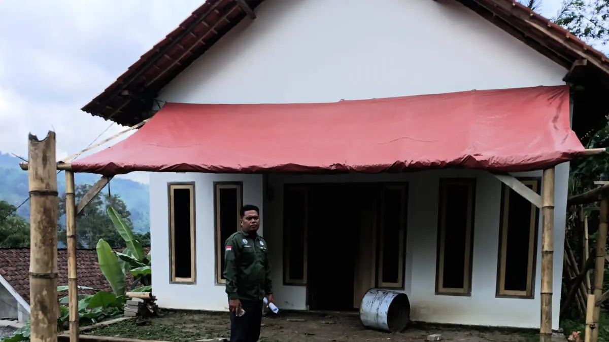 LAYAK HUNI: Pendamping Desa menunjukkan hasil renovasi RTLH milik Muhammad di Dusun Gunung Malang RT 7/RW 3.
