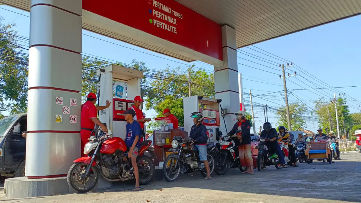 LEBIH BANYAK: Antrean kendaraan di pompa pertalite di SPBU Jalan Raya Latek, Kecamatan Bangil, lebih banyak daripada biasanya sejak harga Pertamax naik. ( M Busthomi/ Radar Bromo)