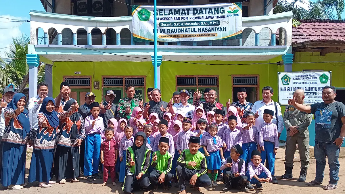 PEDULI PENDIDIKAN: Kepala Desa Patemon Kulon Muhammad bersama Camat Pakuniran Hasan Zainuri, guru dan siswa-siswi MI Raudlatul Hasaniyah di Dusun Koncer.