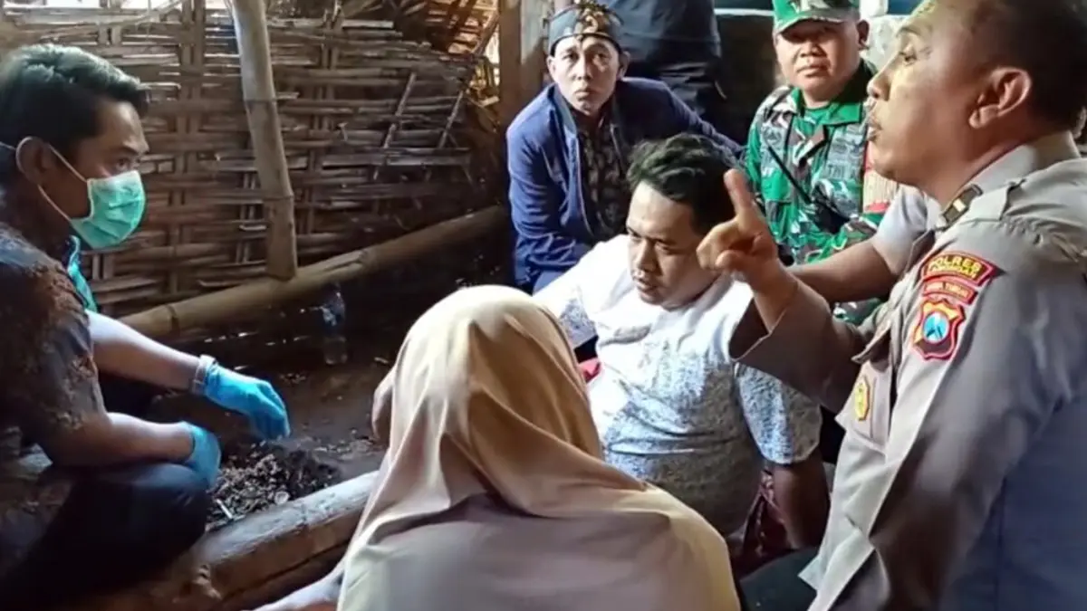 PENANGANAN: Purnomo Polisi Baik, Kapolsek Sukapura dan sejumlah stakeholder terkait saat melepas pasung Rd, 29, warga Desa Ngepung, Kecamatan Sukapura, Kamis (11/6).