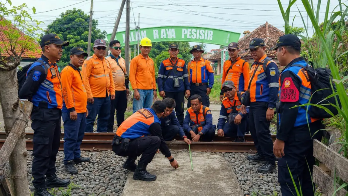 Petugas KAI saat melakukan penutupan perlintasan KA liar di Bayeman, Tongas, Probolinggo. 