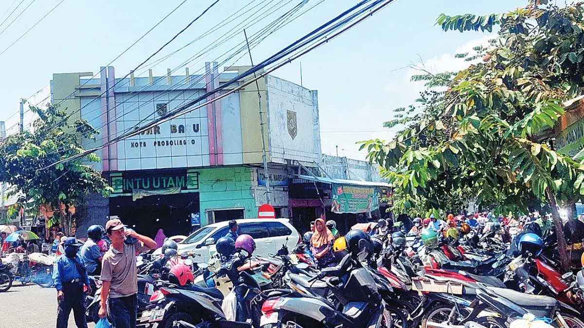 SUMBER PAD: Sejumlah kendaraan parkir di depan Pasar Baru, Kota Probolinggo, beberapa waktu lalu. Retribusi parkir menjadi salah satu penyumbang PAD Pemkot Probolingo. (DOK.JAWA POS RADAR BROMO)