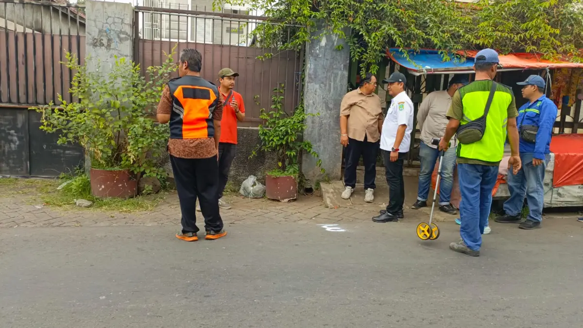 SURVEI: Petugas Dishub Kabupaten Pasuruan saat melakukan survei untuk pemasangan lampu PJU di ruas Bangil-Sukorejo. (Dishub Kabupaten Pasuruan for Jawa Pos Radar Bromo)