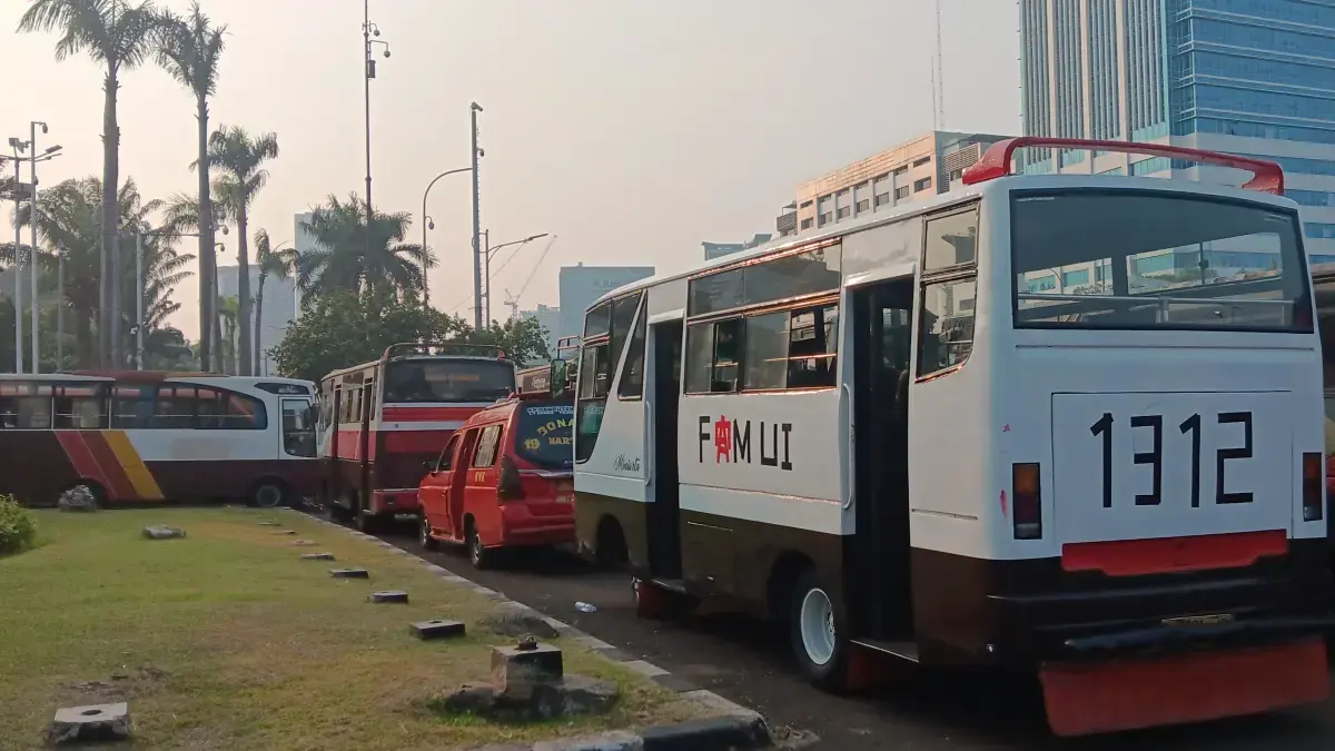 Bus dan angkot yang membawa massa dari BEM UI tertahan di depan Gedung DPR-MPR RI. (Royyan/JawaPos.com)