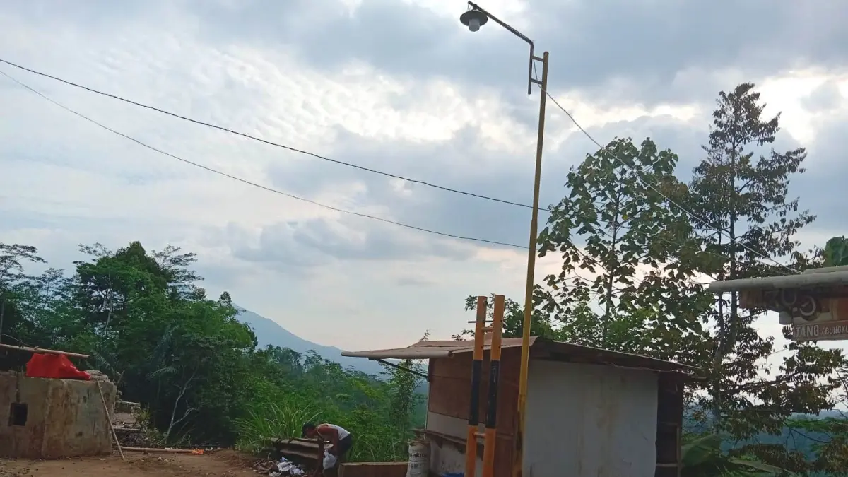 DIPASANG: Petugas memasang portal sementara dan lampu penerangan di ruas jalan menuju Dusun Kedungkokap, Desa Segaran, Kecamatan Tiris. (Foto: Istimewa)