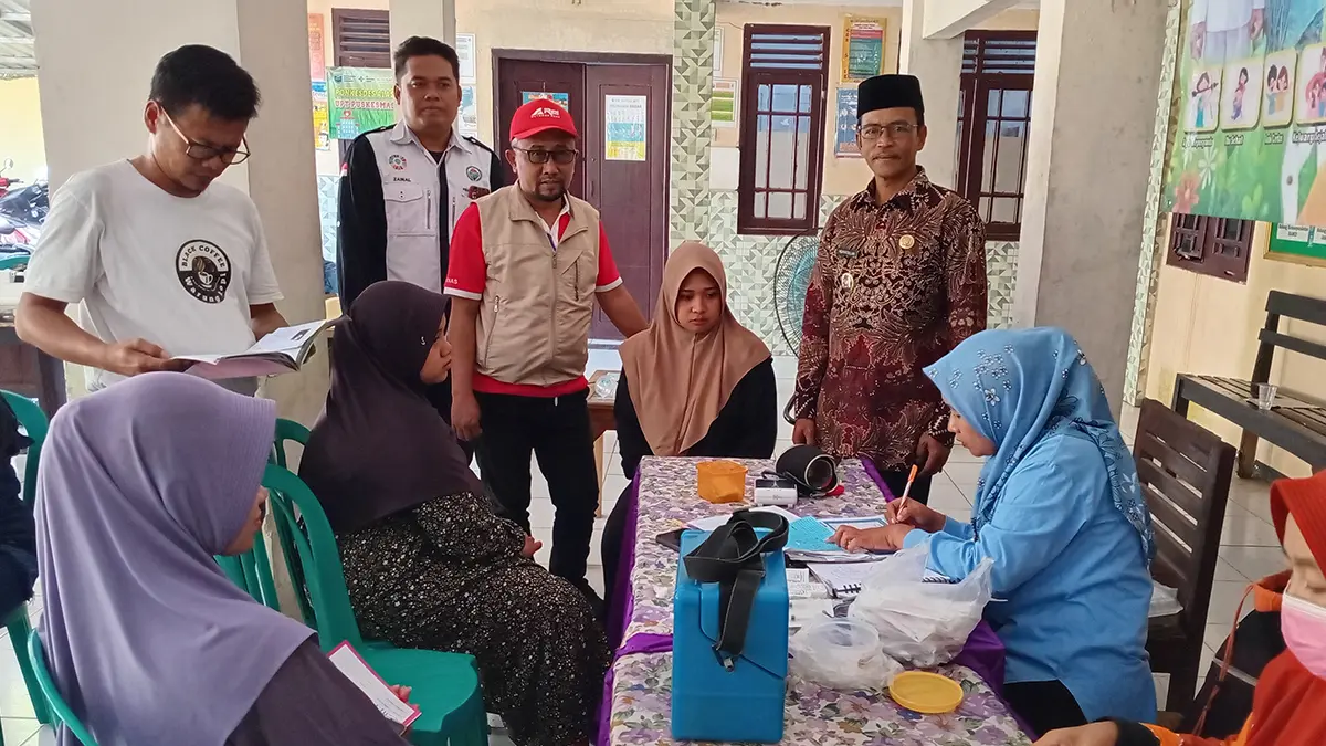 KAWAL POSYANDU: Kepala Desa Alaspandan Hidayatullah (pakai kopiah) bersama pendamping desa memantau pelaksanaan Posyandu Ibu Hamil di Balai Desa.