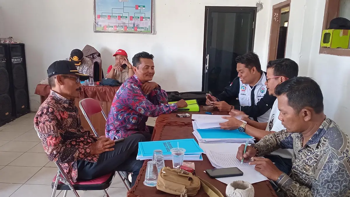 KROSCEK DATA: Tim Monev Kecamatan Pakuniran melakukan kroscek data kepada perangkat Desa Sumberkembar. (DIDIK PURWANTO/JAWA POS RADAR BROMO)