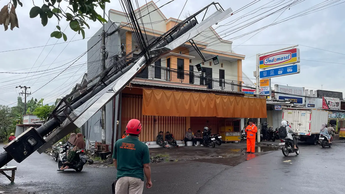 KURANG KOKOH: Papan reklame milik PT Djarum yang ambruk di Maron, Probolinggo, Jumat (12/6). (Agus Faiz Musleh/ Radar Bromo)