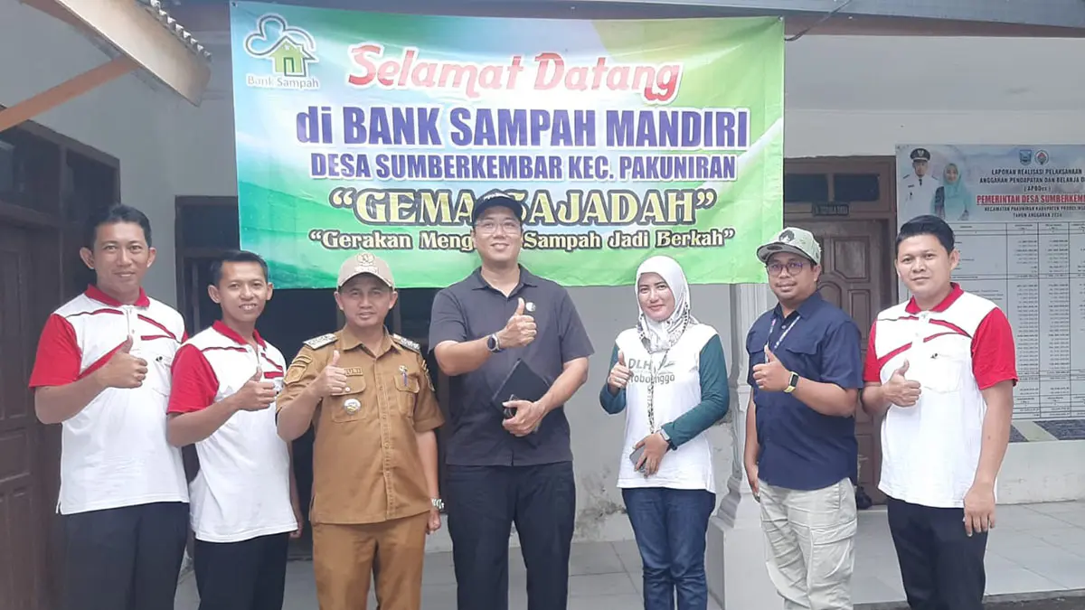 PEDULI LINGKUNGAN: Kepala Dusun Taman Abdul Hayyi  (dua dari kiri) mendampingi Camat Pakuniran Hasan Zainuri menerima kunjungan Dinas Lingkungan Hidup di Kantor Desa Sumberkembar.