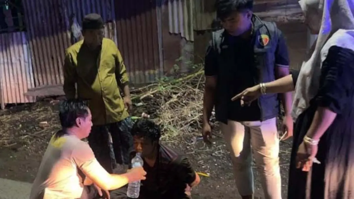 SAAT DIAMANKAN: Anggota Polsek Nguling mengamankan RAR usai menyabetkan celurit ke korban di jalan Dusun Sumber, Kamis (28/5) dini hari. (Foto: Humas Polres Pasuruan Kota for Radar Bromo)