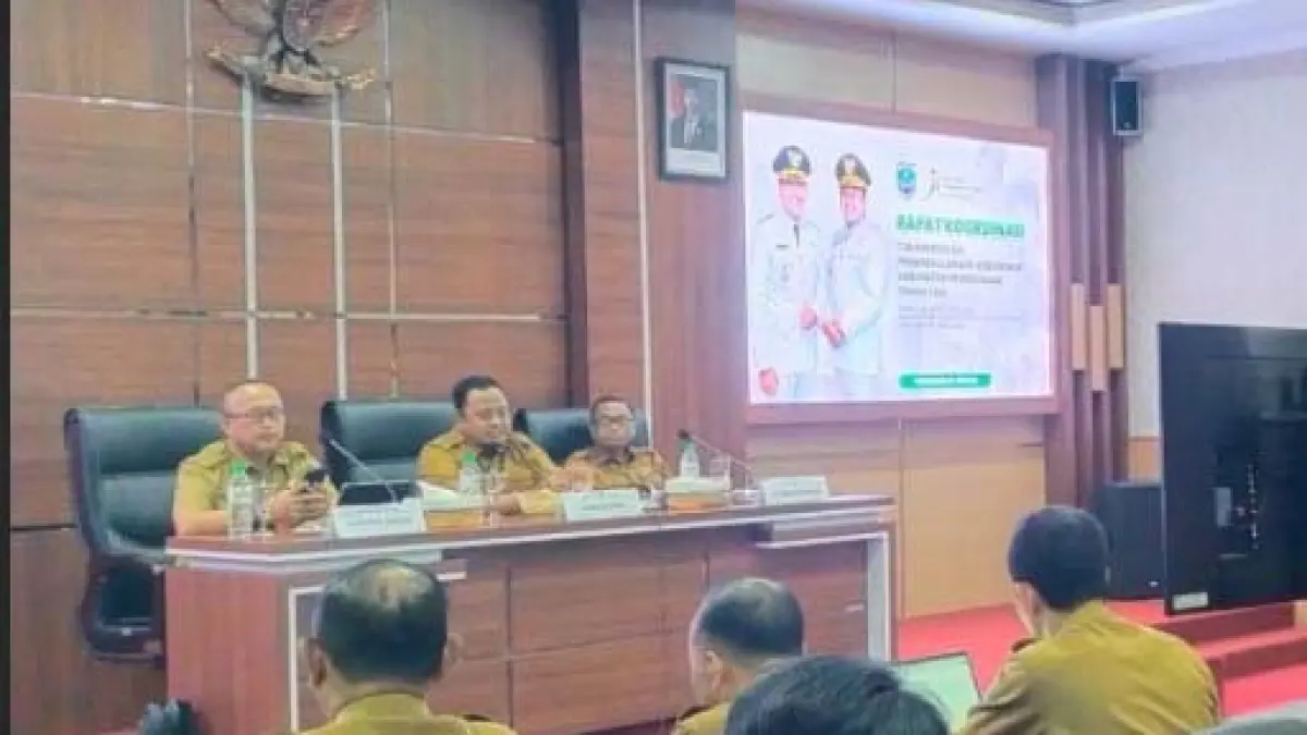 SERIUS: Wakil Bupati Probolinggo Fahmi AHZ (tengah) saat rapat koordinasi Selasa di kantor bupati. Dia mengharapkan aksi nyata dan evaluasi kemiskinan secara terukur. (Foto: Agus Faiz Musleh/Jawa Pos Radar Bromo )