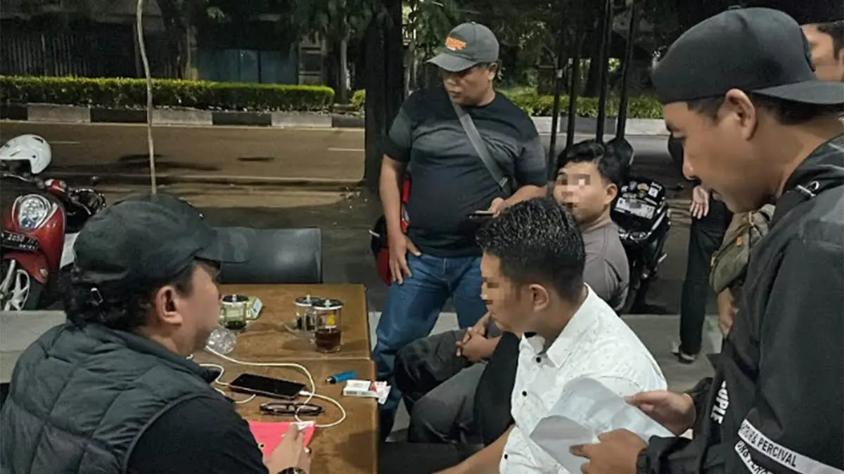 TAK BERKUTIK: Petugas saat mengamankan empat orang yang memeras warga. Mereka diamankan di sebuah warung di wilayah Panggungrejo, Kamis (11/6) malam. (Foto: Istimewa)
