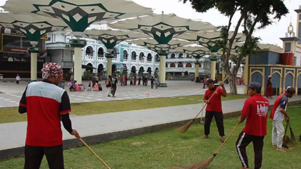 TIAP HARI: Petugas kebersihaan saat menyapu di kawasan Alun-alun Pasuruan. Honor petugas yang diberikan tak berubah di tahun ini. (Foto: dok Jawa Pos radar Bromo)
