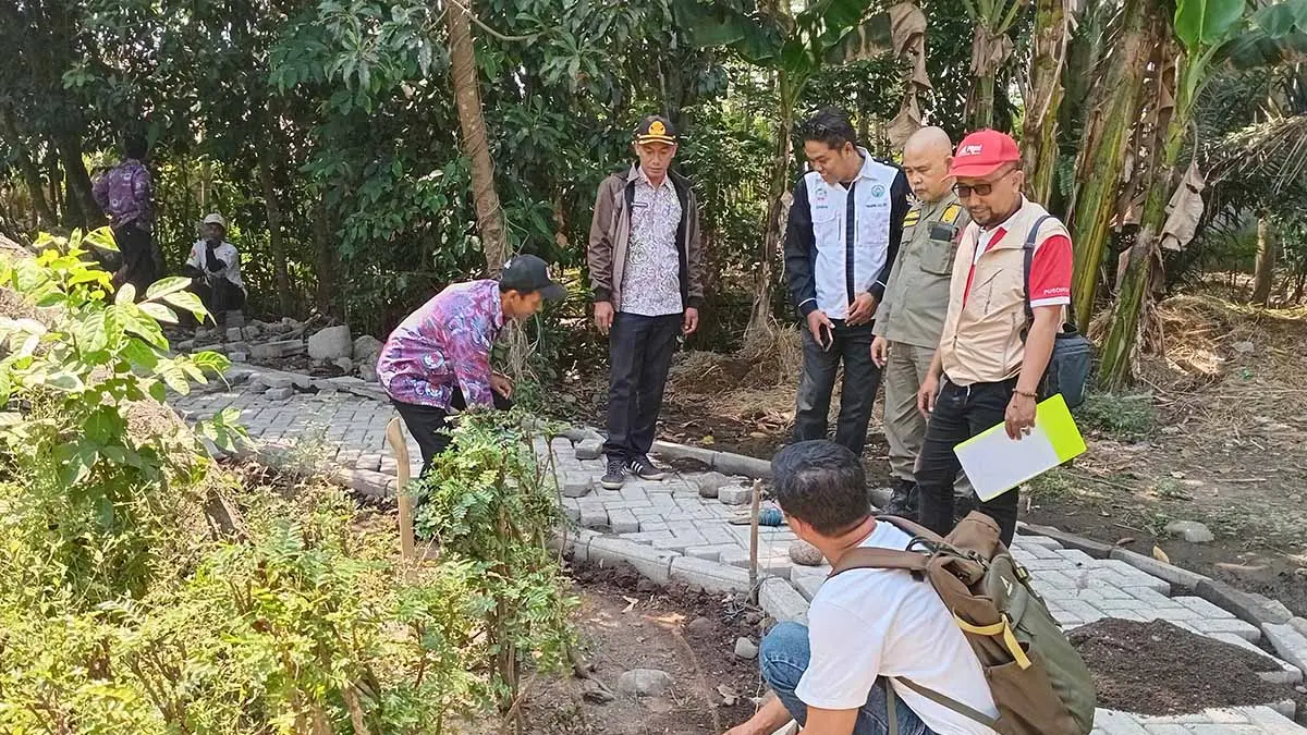 VERIFIKASI LAPANGAN: Tim Monev Kecamatan Pakuniran turun langsung melihat progres pembangunan jalan paving di Dusun Taman RT 2/RW 2.