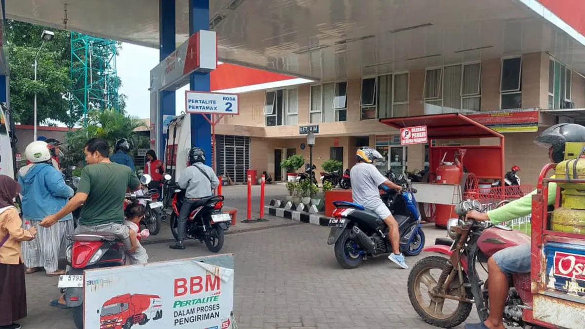 ANTRE: Pemilik kendaraan bermotor saat membeli di SPBU Sukoharjo pagi kemarin (12/6). SPBU ini sempat kehabisan BBM subsidi jenis Pertalite karena meningkatnya pembeli BBM subsidi pasca kenaikan Pertamax. (Foto: Arif Mashudi/Jawa Pos Radar Bromo)