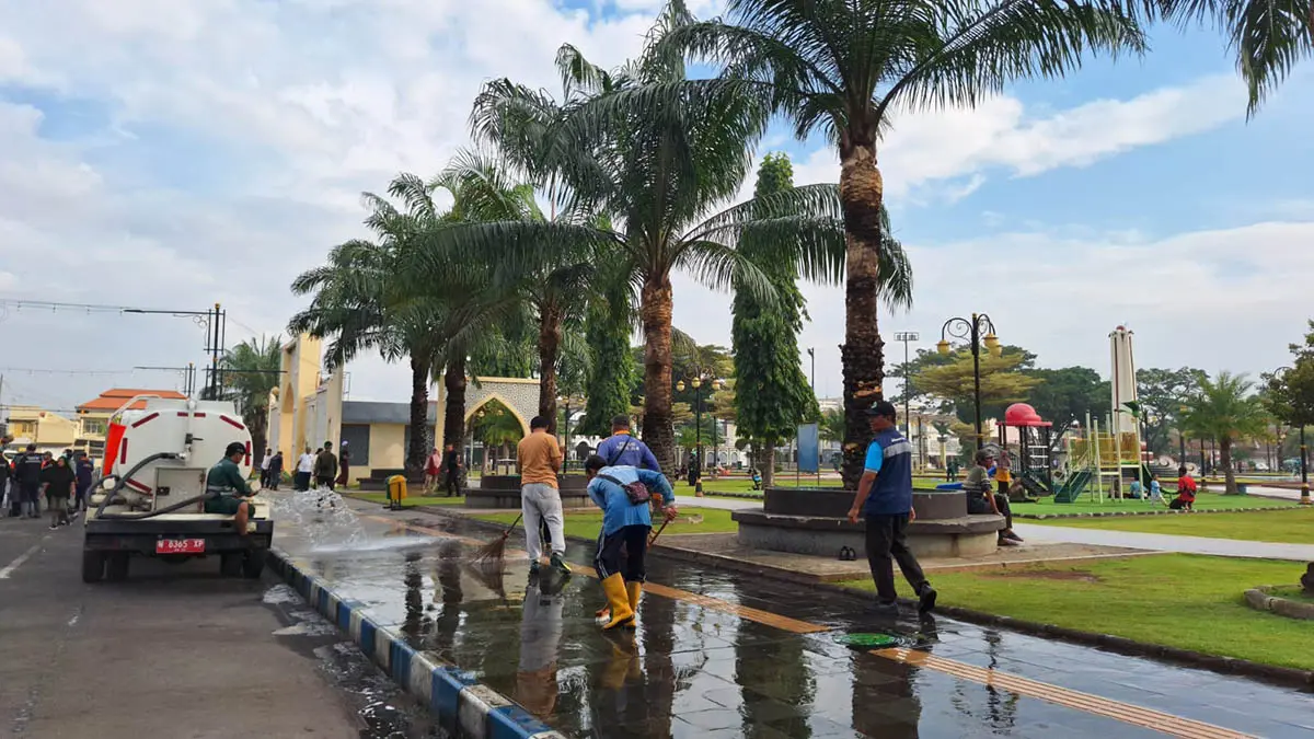 BERSIH-BERSIH: Petugas kebersihan dari DLHKP saat melakukan pembersihan kawasan Alun-Alun. Setiap Jumat pagi, aktivitas tersebut dilakukan. (DLHKP Kota Pasuruan for Radar Bromo)