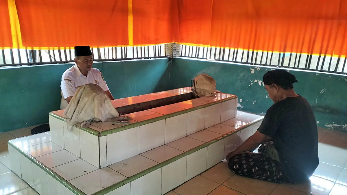 JUJUKAN: Makam Mbah Pandak yang menjadi jujukan peziarah. Tidak hanya dari Pandaan, tetapi juga dari luar daerah. (Rizal Syatori/Radar Bromo)
