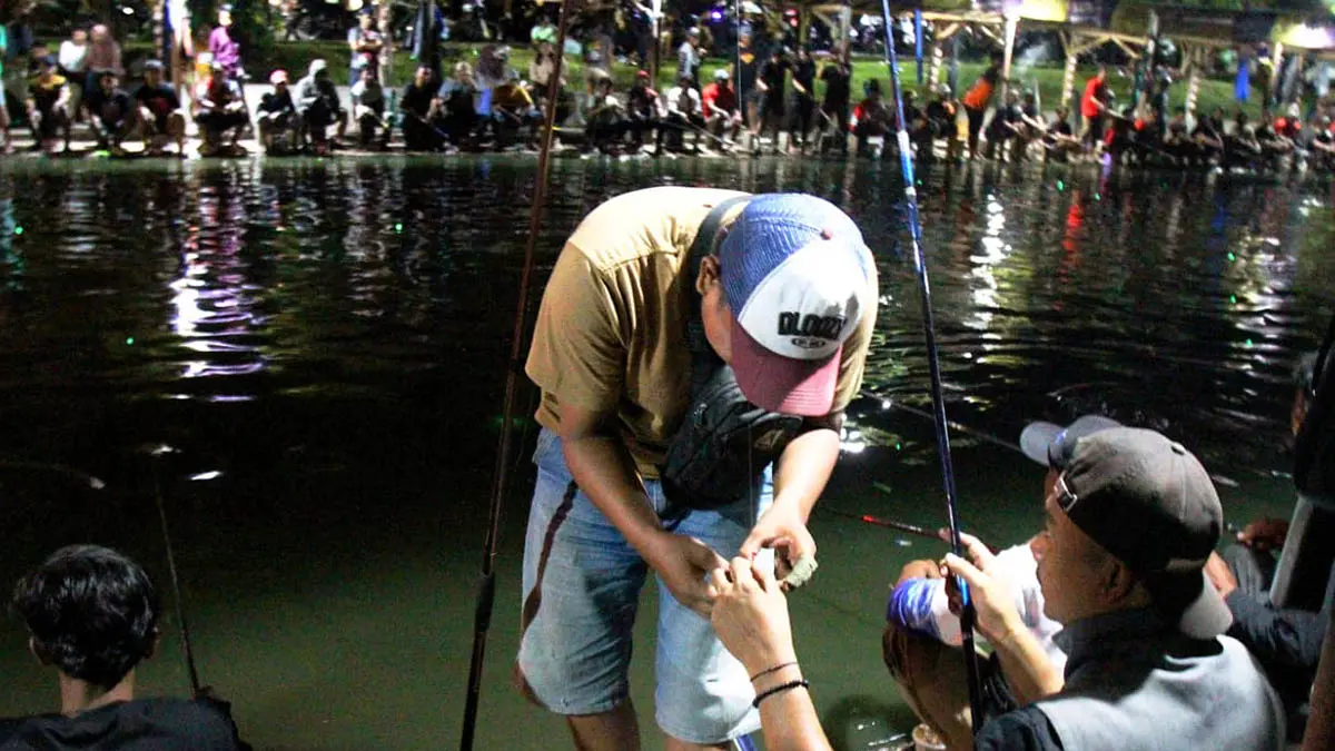 JUNJUNG SPORTIVITAS: Angler yang berlomba dalam sebuah event di Bromo Fishing. Dalam tiap lomba memancing ada aturan-aturan yang harus ditaati peserta. (Foto: M Zubaidillah/Jawa Pos Radar Bromo)