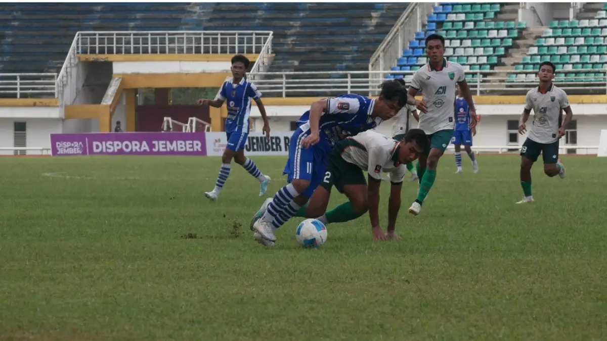 KETAT: Laga antara Pasuruan United dan Persid Jember di Stadion Jember Sport Garden, Sabtu (13/6) sore. Duel ini berakhir imbang 1-1. (Foto: Sidkin Ali/Jawa Pos Radar Jember)