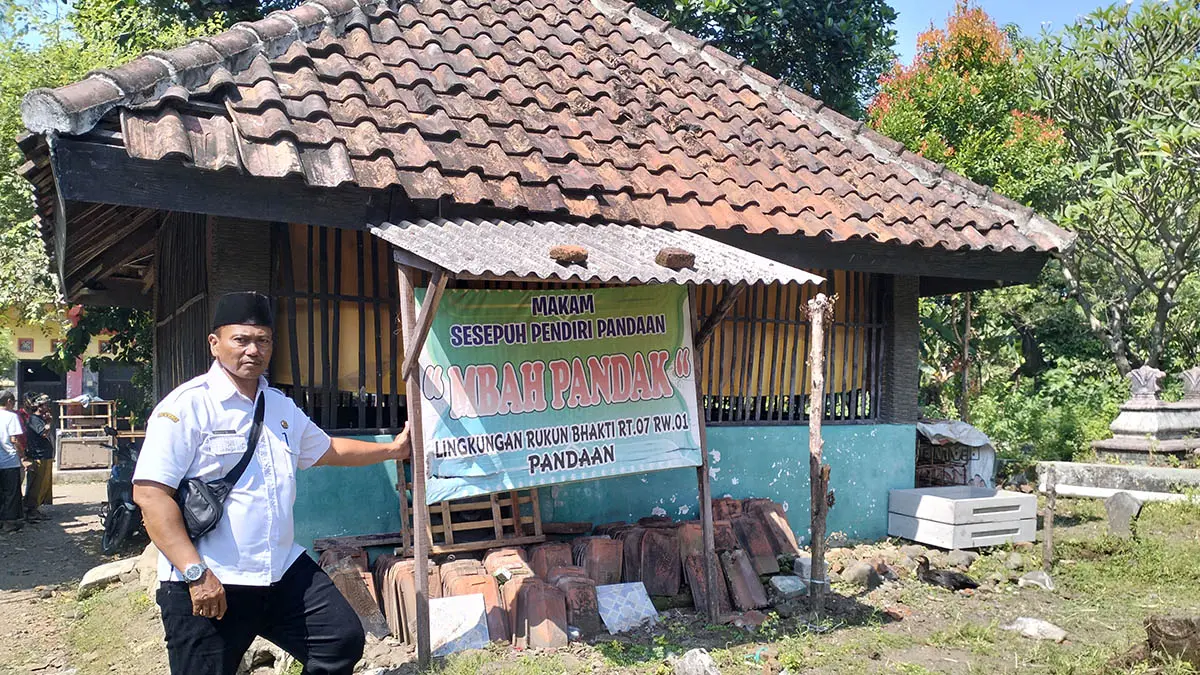 SAKTI: Lokasi Makam Mbah Pandak. Sosoknya dikenal sakti mandraguna. Lurah Pandaan, Heru Budi Sulistiyo saat menunjukkan lokasi makam. (Rizal Syatori/Radar Bromo)