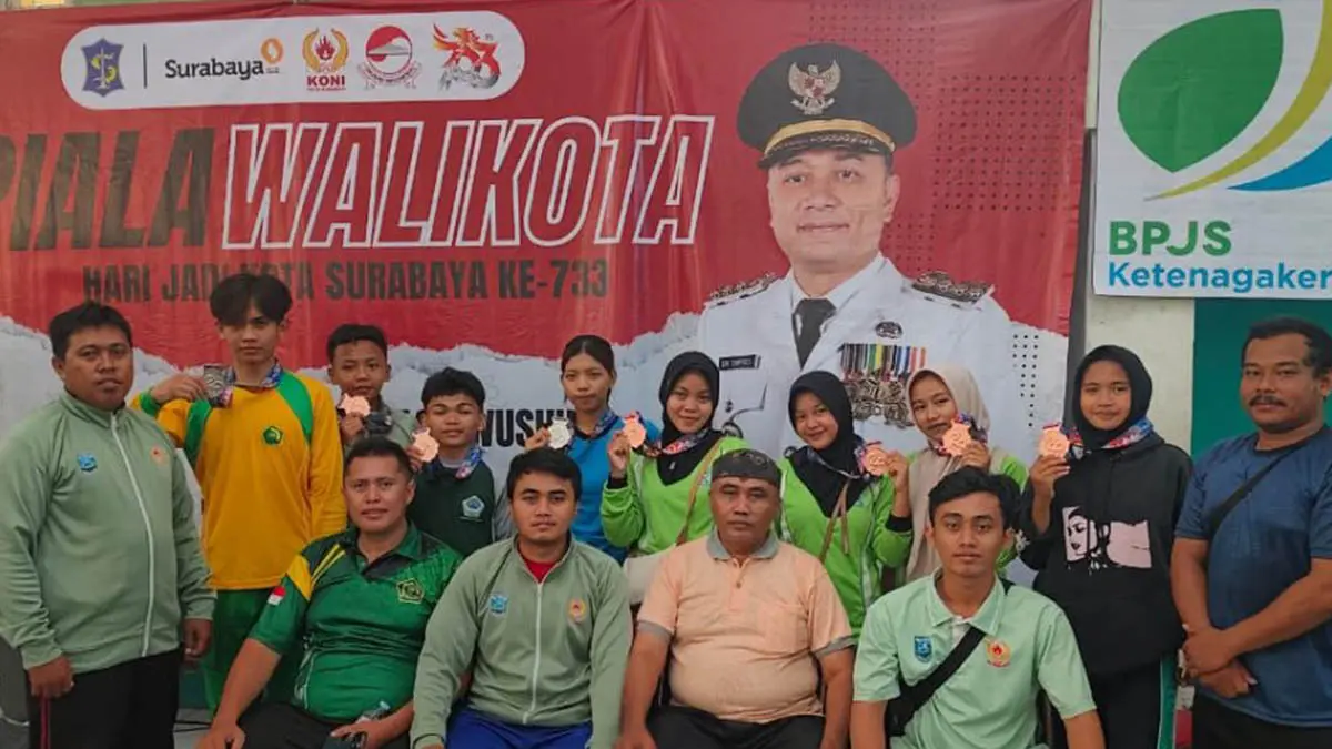 SEMRINGAH: Atlet wushu Kabupaten Probolinggo bersama pengurus yang sukses membawa pulang delapan medali dalam ajang Kejuaraan Provinsi (Kejurprov) Jawa Timur Piala Wali Kota Surabaya 2026. (Foto: Istimewa)