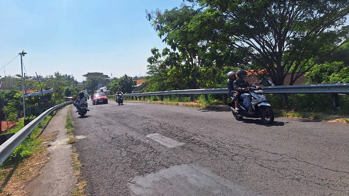 BIAR TERANG: Jalur Bangil-Sukorejo yang akan dipasangi ratusan titik PJU. Langkah ini dilakukan, agar jalur setempat lebih terang. (Muhamad Busthomi/Radar Bromo)