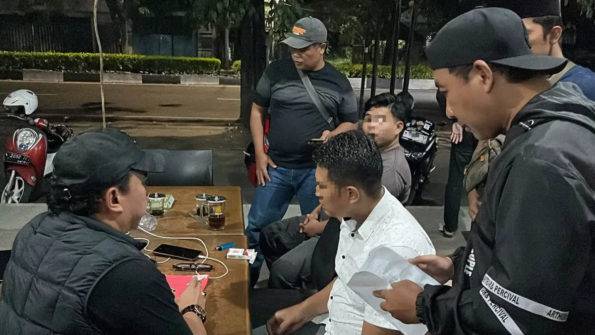 DIAMANKAN: Petugas Patroli URC Satreskrim Polres Pasuruan Kota memeriksa beberapa terduga pelaku yang dicurigai melakukan tindak pemerasan, Kamis (11/6) malam.