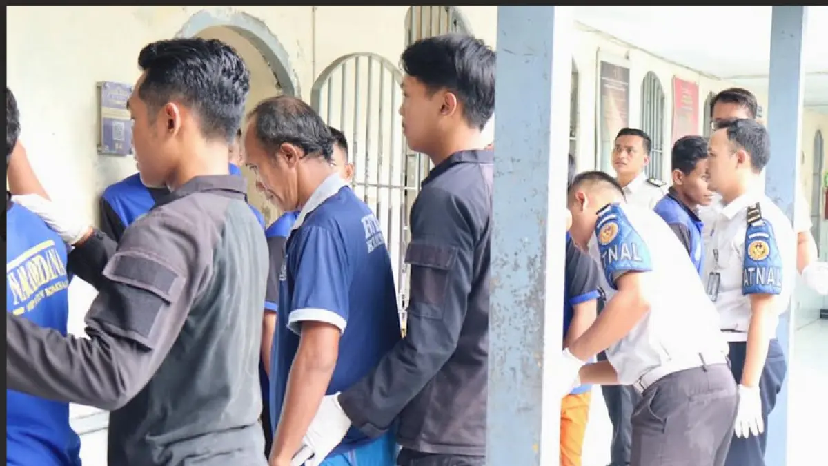 GELEDAH: Petugas keamanan Rutan Kelas IIB Kraksaan menggeledah sejumlah warga warga binaan. (RUTAN FOR JAWA POS RADAR BROMO)