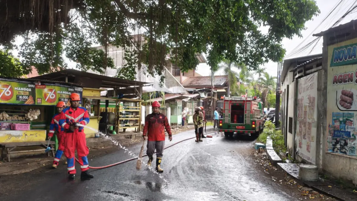 HARUS BERSIH: Tim Damkar Satpol PP Kota Probolinggo membersihkan buah beringin yang berjatuhan di Simpang Tiga Jalan K.H. Abdul Aziz dan Jalan Cangkring, Kelurahan Kebonsari Kulon, Kecamatan Kanigaran. (DAMKAR SATPOL PP KOTA PROBOLINGGO FOR JAWA POS RADAR BROMO)