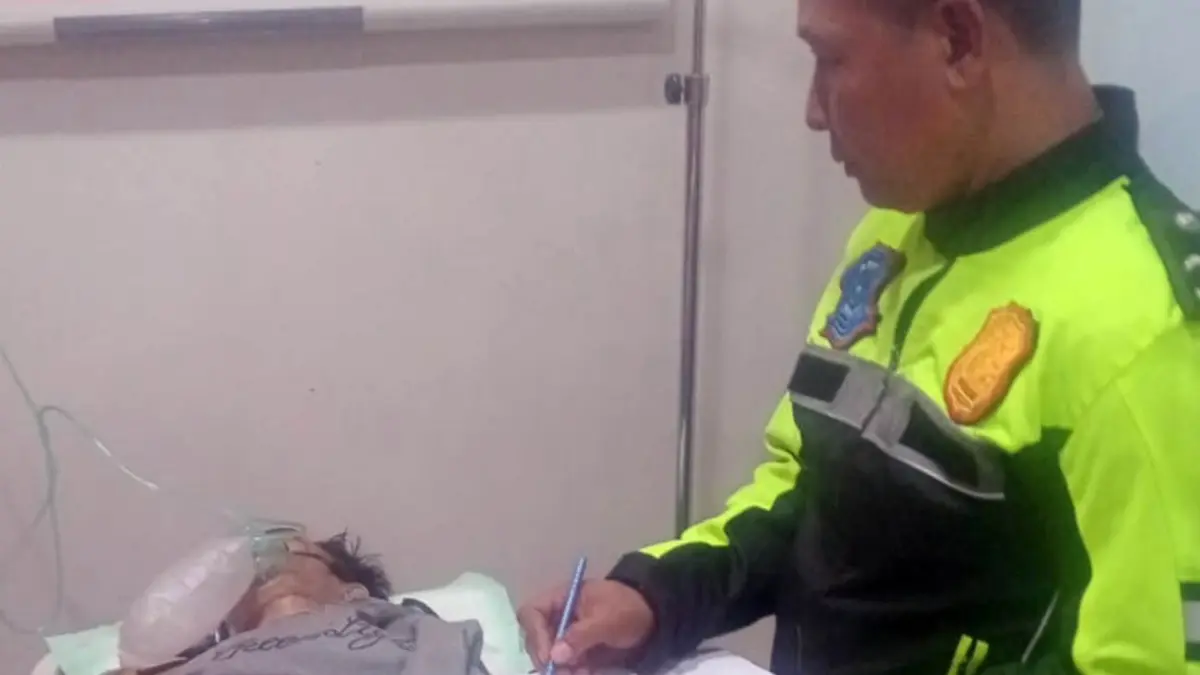 LUKA BERAT: Mohammad Jaerul Arifin, 25, pejalan kaki korban tabrak lari menjalani perawatan medis di RS Prima Husada Sukorejo. Tabrak lari itu terjadi di ruas jalan nasional Malang–Surabaya, depan kantor PLN Pandaan, Minggu (14/6).