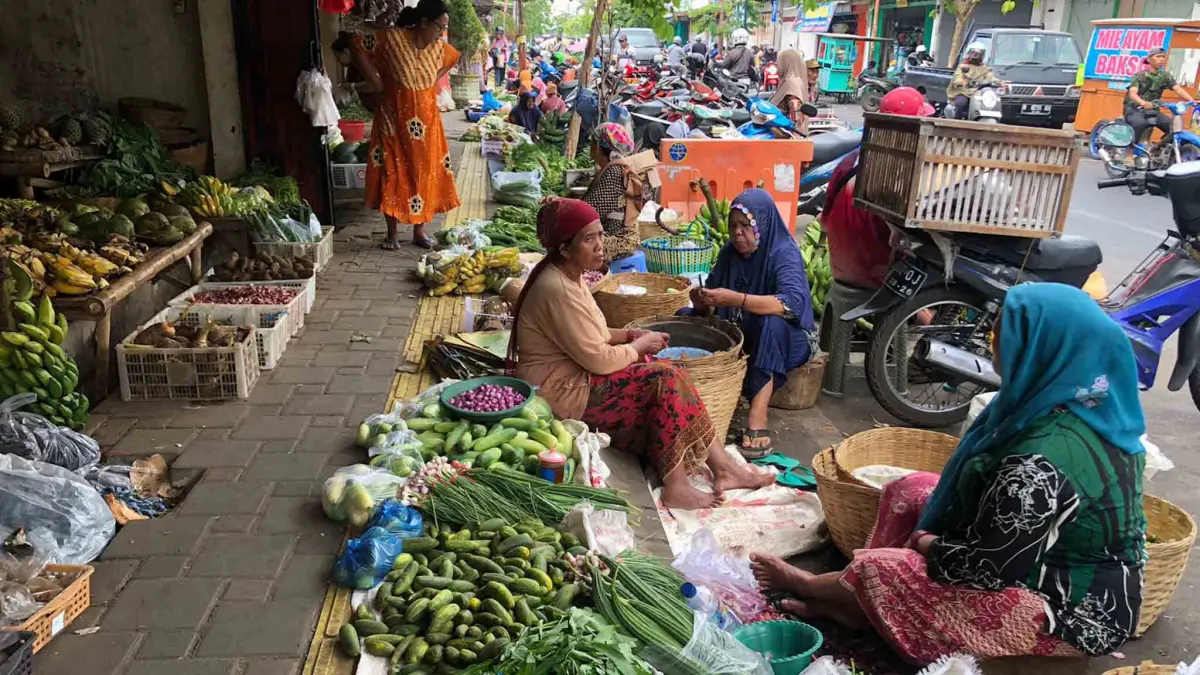 MELANGGAR: Sejumlah pedagang berjualan di trotoar dan jalan sekitar Pasar Baru, Kota Probolinggo, Jumat (12/6). (INNEKE AGUSTIN/JAWA POS RADAR BROMO)