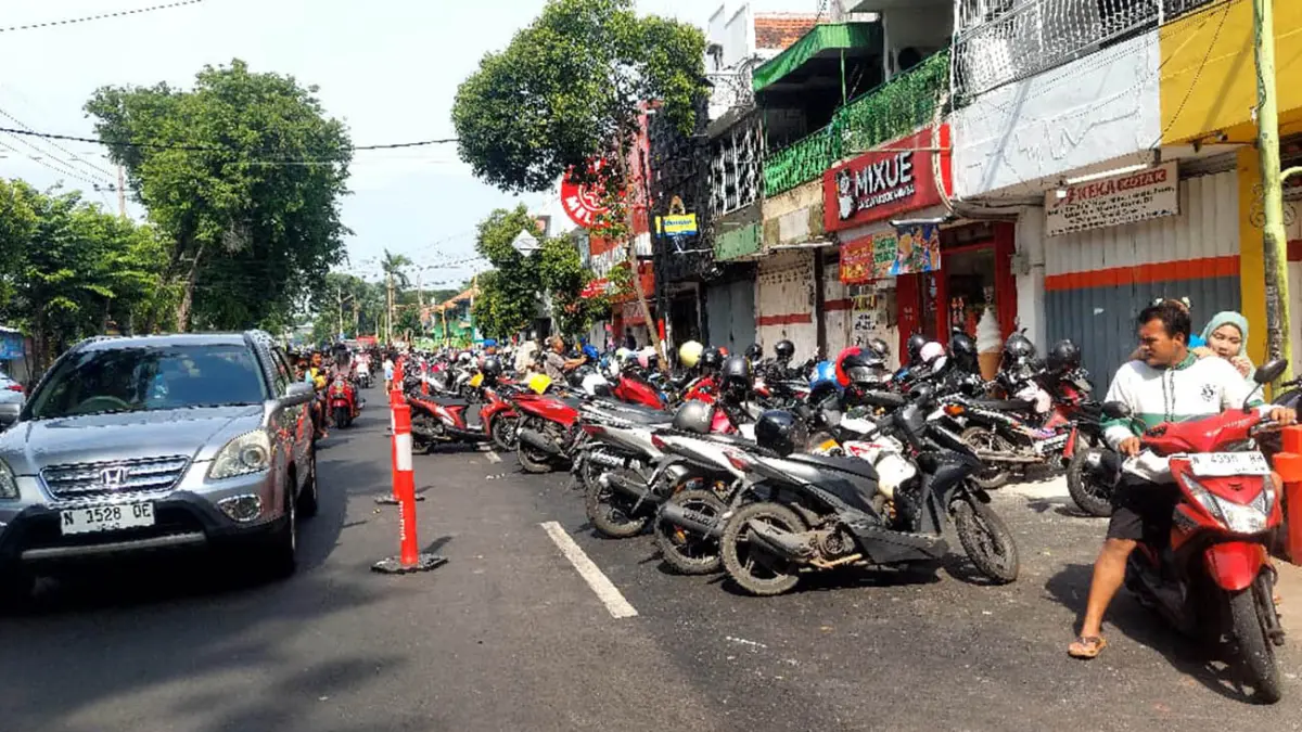 SUMBANG PAD: Salah satu parkir insidental di Kota Probolinggo. (Arif Mashudi/ Radar Bromo)