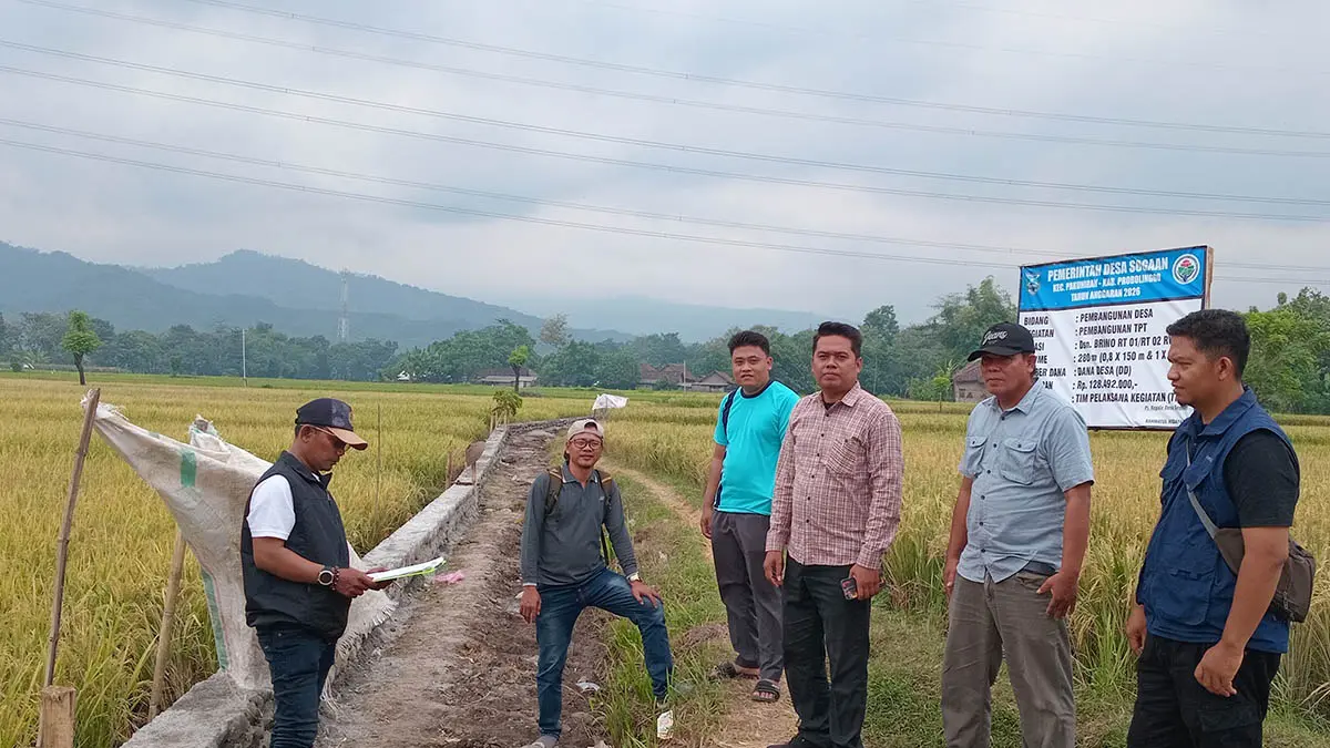 CEK PEMBANGUNAN: Sekretaris Desa Sogaan Misbah (dua dari kanan) bersama Tim Monev Kecamatan Pakuniran mengecek progres pembangunan TPT di Dusun Brino RT 1&2/RW 3. (Foto : Didik Purwanto/Jawa Pos Radar Bromo)