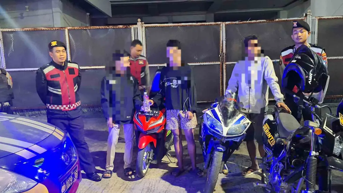 DIAMANKAN: Tiga pemuda diamankan personel Patroli Siaga Polres Pasuruan Kota. (POLRES PASURUAN KOTA FOR JAWA POS RADAR BROMO)