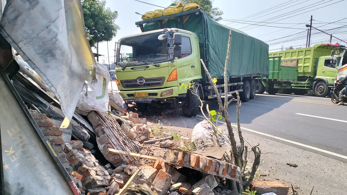 HILANG KENDALI: Kondisi truk usai menabrak warkop di Kepulungan, Gempol, Senin siang (15/6). (Rizal Syatori/ Radar Bromo)