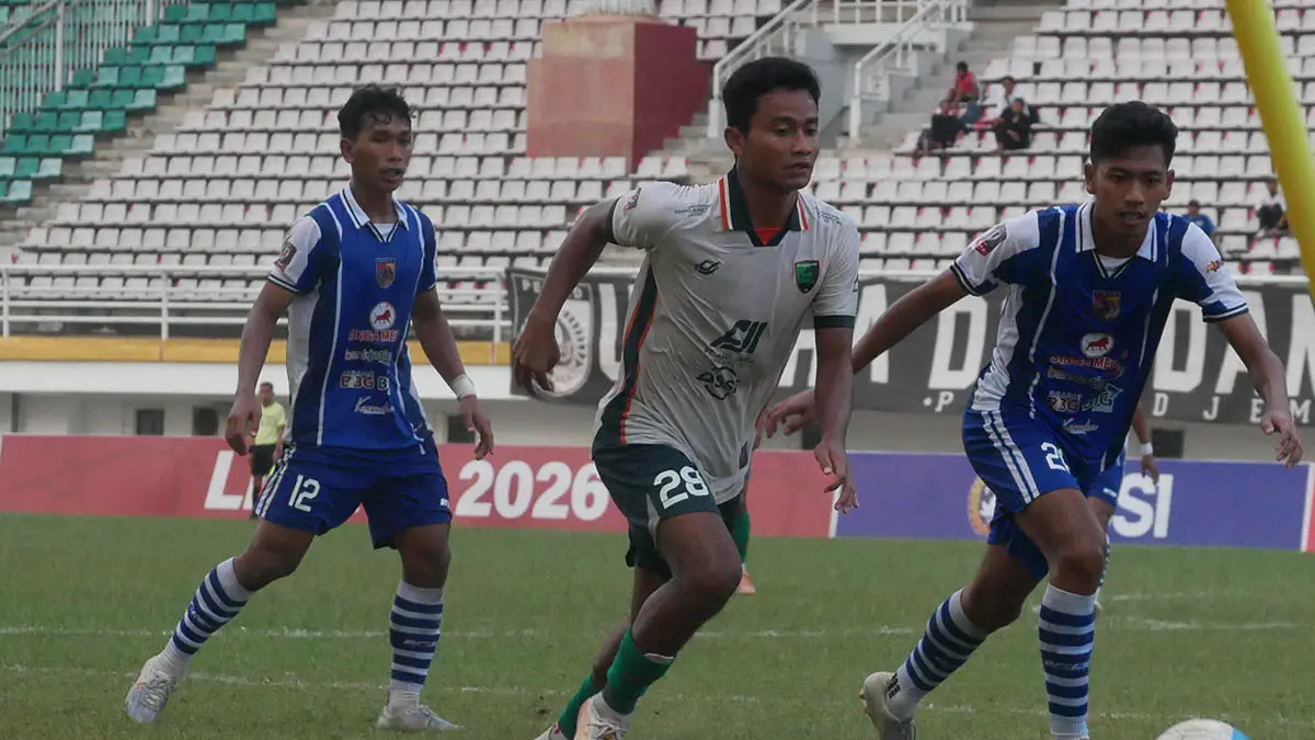 KETAT: M Fadillah Akbar dikawal pemain Persid Jember saat berlaga di Jember Sport Garden, Sabtu (13/6) lalu. (Foto: Sidkin Ali/Jawa Pos Radar Bromo)