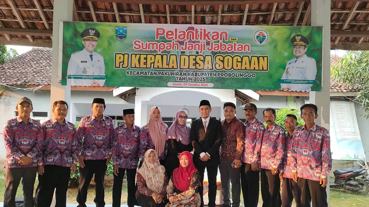 MEMBANGUN DESA: Pj Kepala Desa Sogaan Rahmatul Hidayat dan istri bersama Perangkat Desa Sogaan, Kecamatan Pakuniran. (Foto : Didik Purwanto/Jawa Pos Radar Bromo)