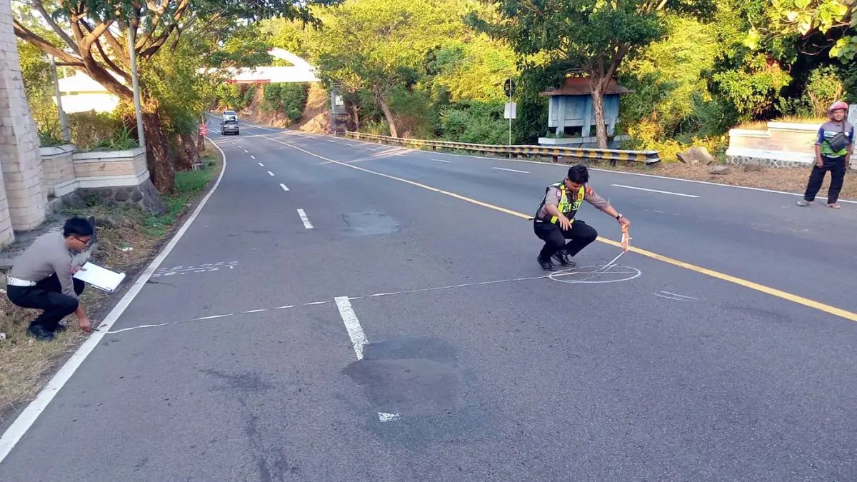 OLAH TKP: Anggota Satlantas Polres Probolinggo melakukan olah TKP kecelakaan lalu lintas di Jalur Pantura Desa Binor, Kecamatan Paiton.
