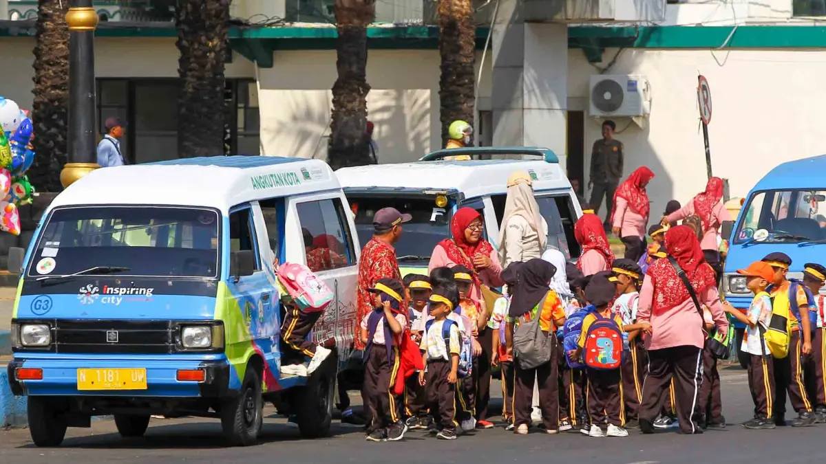 TERUS DIPERBAIKI: Salah satu angkot di Kota Pasuruan, melayani bocah-bocah. Kini, Dishub Kota Pasuruan berusaha memaksimalkan keberadaan angkot untuk angkutan wisata. (MOKHAMMAD ZUBAIDILLAH/JAWA POS RADAR BROMO)