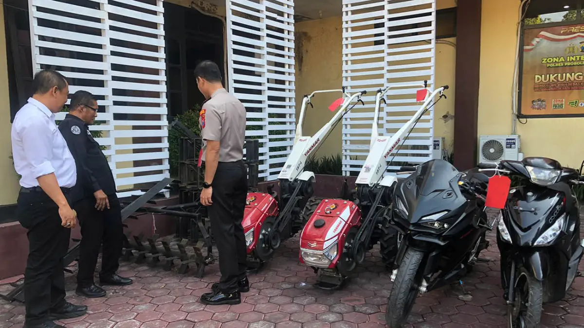 
BARANG BUKTI: Kapolres Probolinggo Kota, AKP Rico Yumasri (paling kanan) saat menunjukkan barang bukti dua buah traktor roda dua milik Asosiasi Organik Bayu Indah Kota Probolinggo di Mapolres Probolinggo Kota, Senin (15/6). (Foto: Inneke Agustin for Jawa Pos Radar Bromo)
