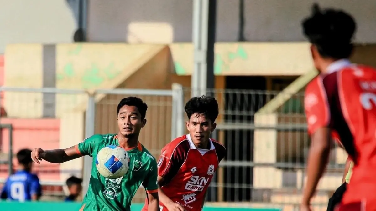 KETAT SAMPAI AKHIR: Gelandang Pasuruan United Ahmad Burhan Afiludin (kiri) dikawal pemain Persak Kebumen, dalam laga terakhir babak 32 besar di Stadion Notohadinegoro, Selasa (16/6) sore. Pasuruan United menang tipis 1-0 dan lolos ke 16 besar. (Foto: Pasuruan United for Jawa Pos Radar Bromo)